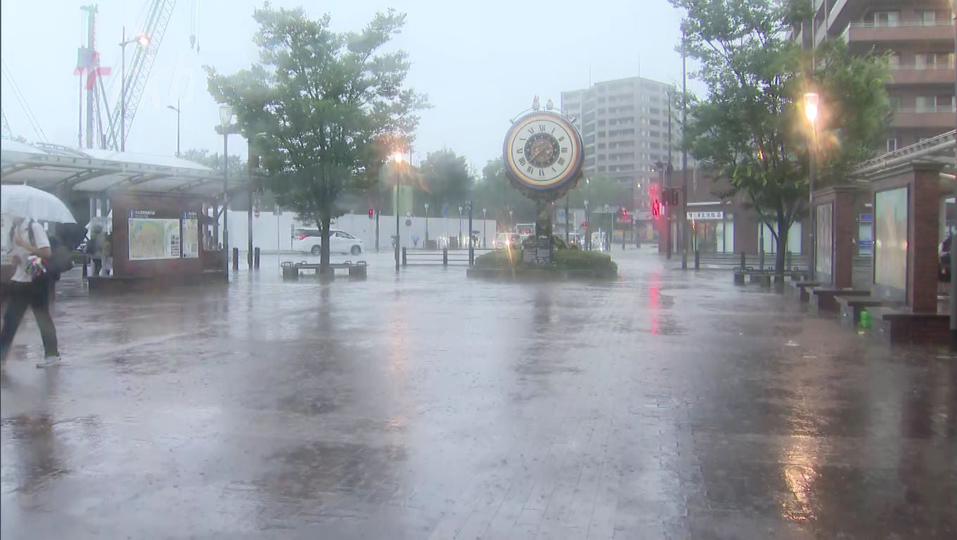 乗用車が車体の半分まで水に浸かる、九州北部で“非常に激しい雨”1時間